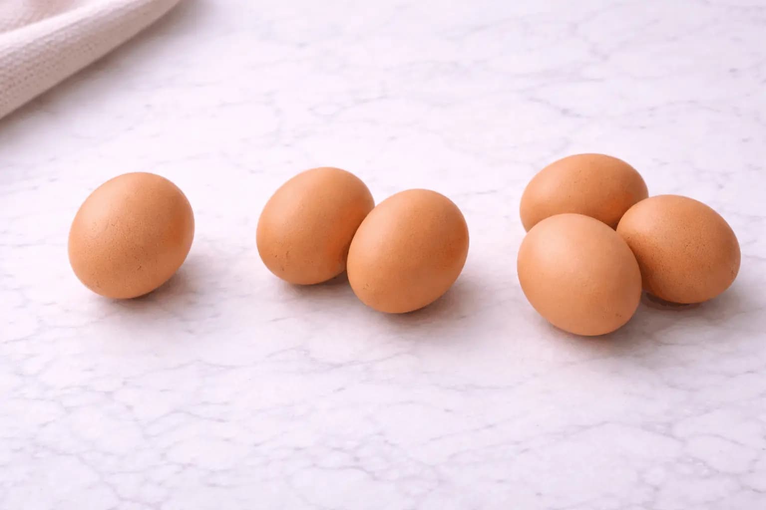 Combien d'œufs par jour : plusieurs œufs réunis illustrant la question de la quantité quotidienne à manger